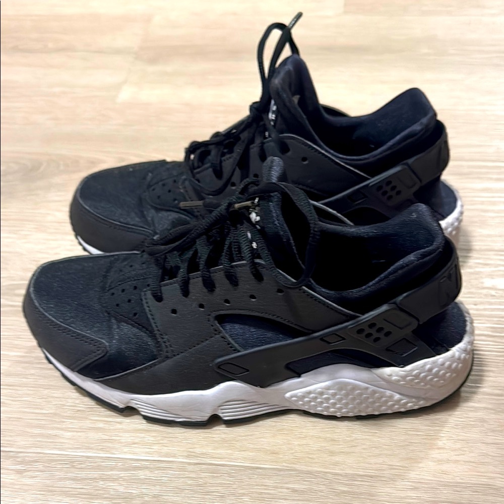 Nike Air Huarache Black; Size 8